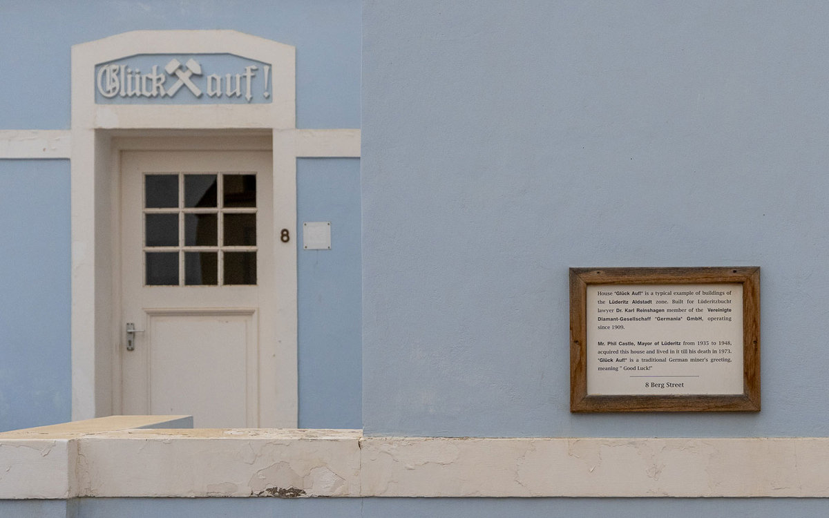 Lüderitz Bergstraße: Glück Auf besagt die Fassade des Hauses